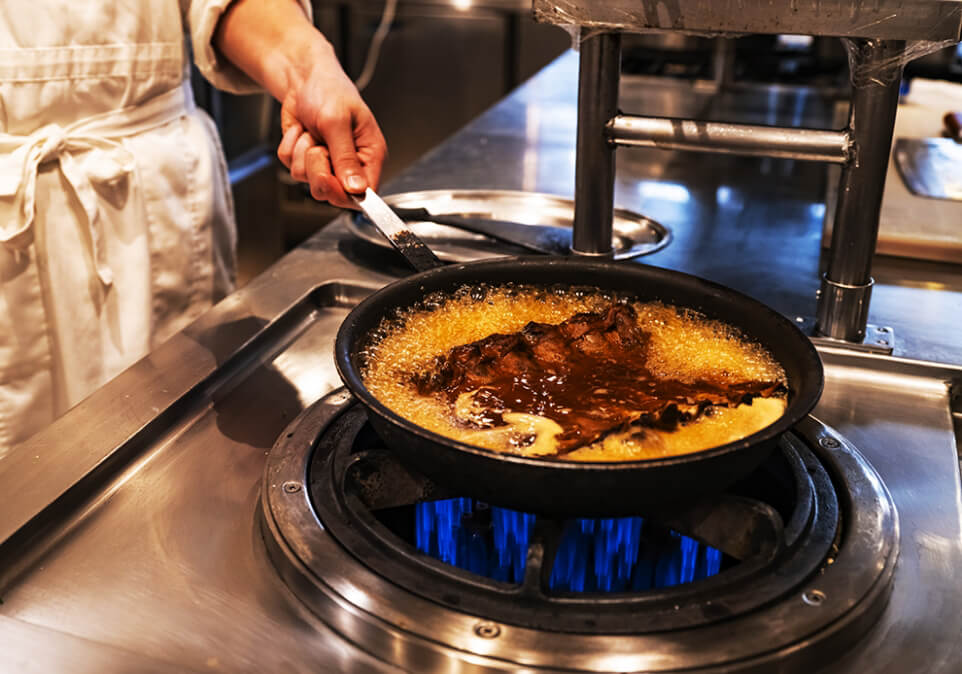 料理をしている様子